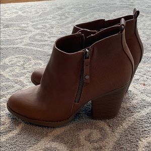 NWT women’s Jameson faux leather bootie Cognac 10